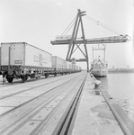 859250 Afbeelding van de overslag van containers van rederij Sea-Land in de Beatrixhaven te Rotterdam.